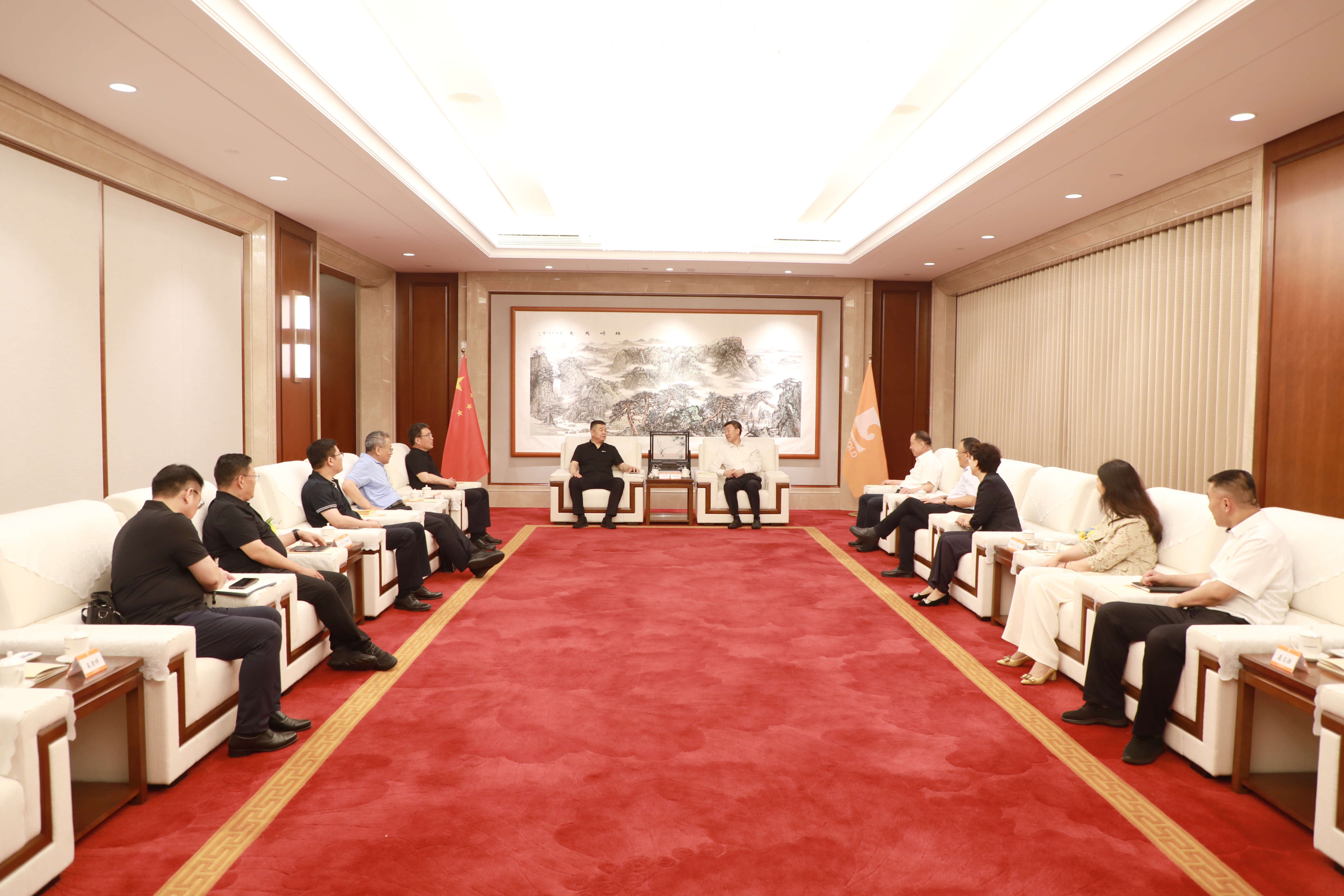 集团与山东港口集团举行工作会谈
